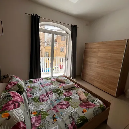 Konukevi Sliema With Balcony Airconditioned And Comfortable Self Check In *